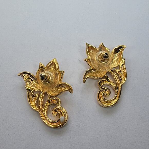 Vintage Gold-Tone Floral Earrings – Elegant Lotus Design, Classic Studs - Picture 8 of 10
